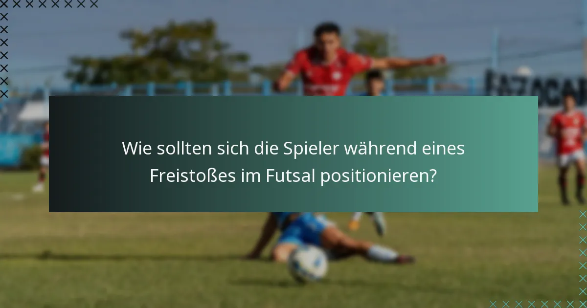 Wie sollten sich die Spieler während eines Freistoßes im Futsal positionieren?